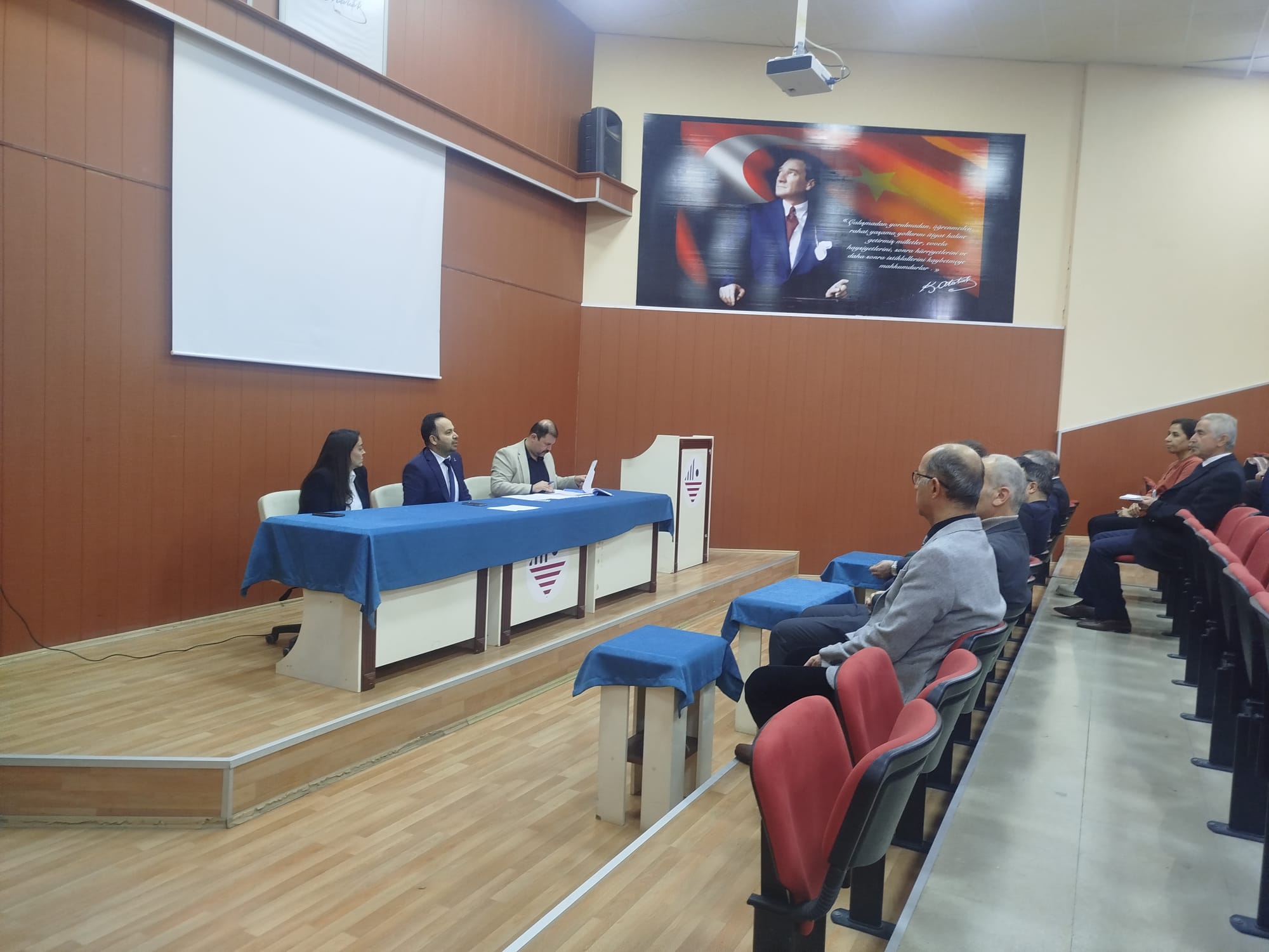 İnsan ve Toplum Bilimleri Fakültesi Akademik Kurulunda Enstitü Değerlendirme Toplantısı Gerçekleştirildi